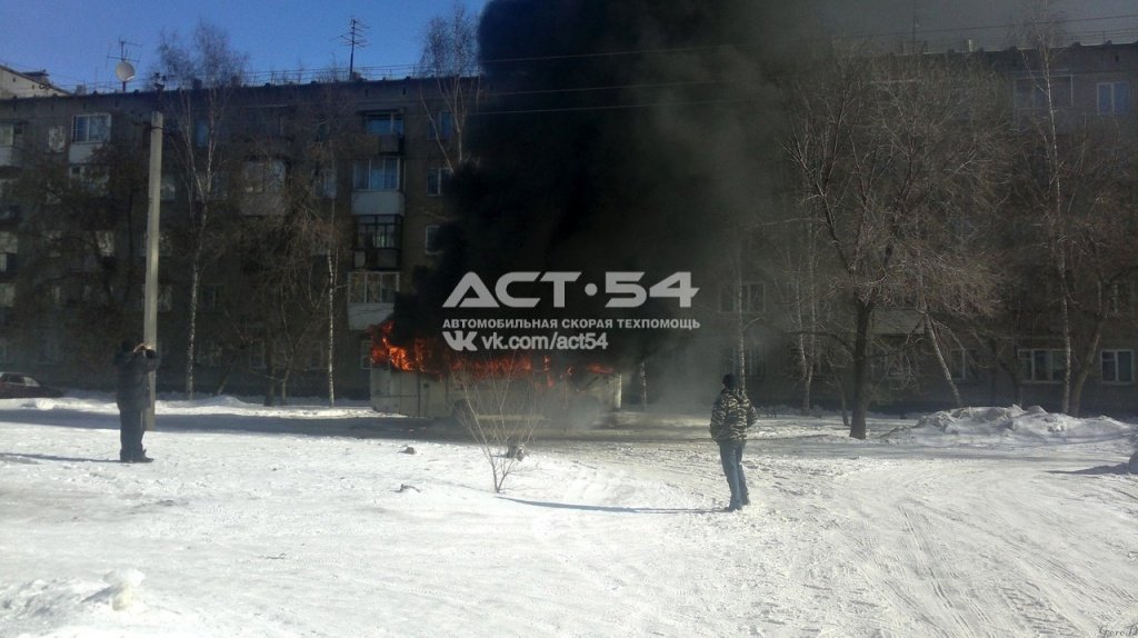 Автобус сгорел на улице Широкой.jpg